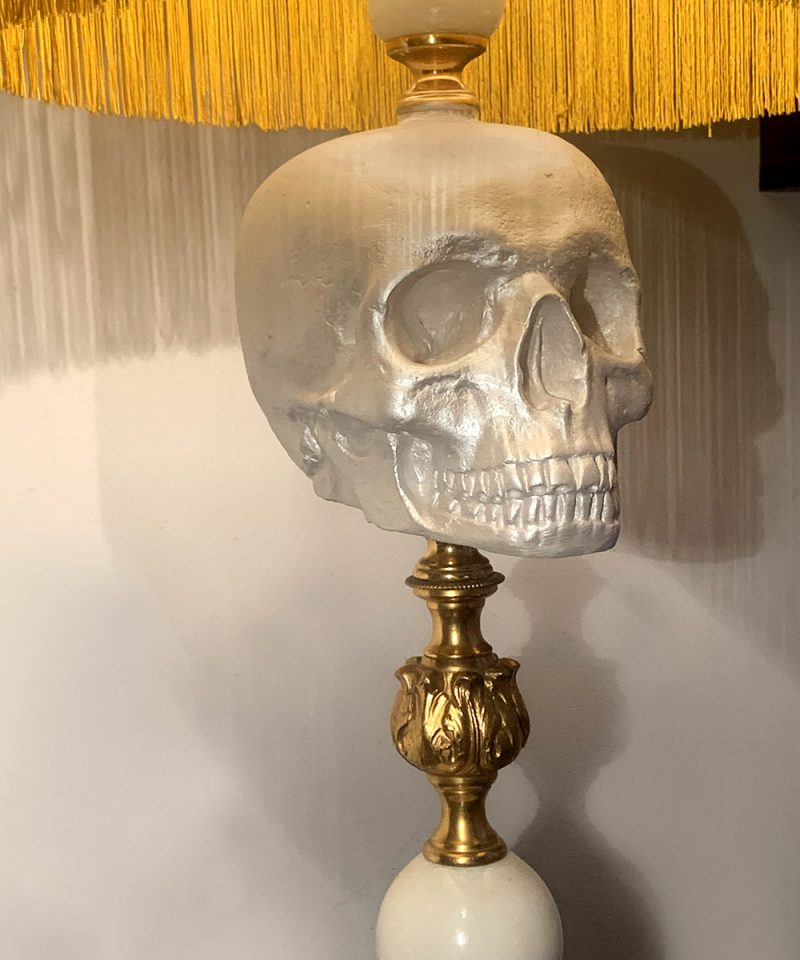 lampara de diseño calavera les morts dorada y blanca