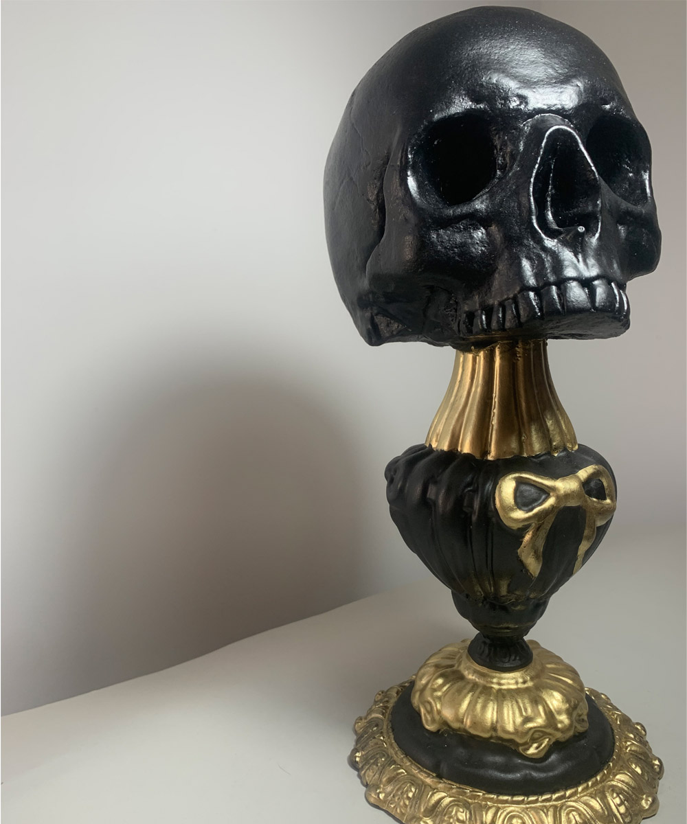 calavera negra y dorada pedestal porcelana y escayola