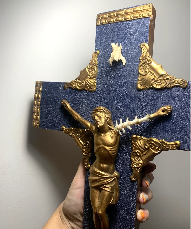 crucifix decorativo huesos les morts purpurina azul y dorado